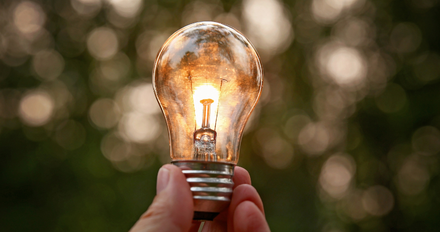 hand-som-håller-i-glödlampa